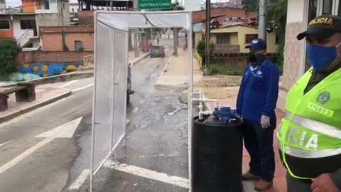 Video: La máquina ‘espanta coronavirus’ que instalaron en Lebrija, Santander