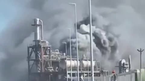 Explosión e incendio en curso en una fábrica de SEVESO