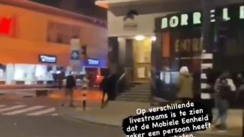 La Polizia in Olanda spara sui manifestanti e fa 1 morto e feriti
