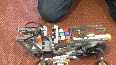 Rubik Cube Puzzle solved by Robot