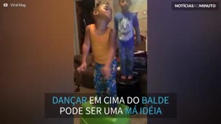 Dança em cima de balde acaba mal