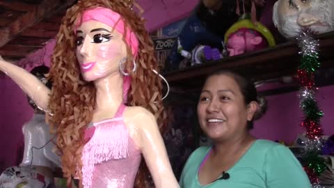 Piñata con forma de Thalía despierta la curiosidad de la cantante