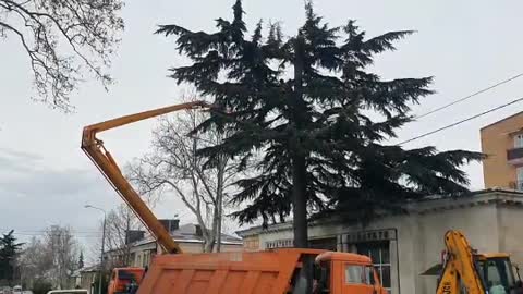 В Цхинвали коммунальщики устраняют последствия снегопада