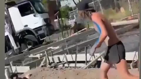Clumsy worker 😱😱😱🤣🤣🤣🤣