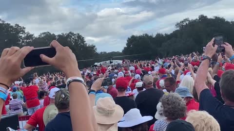Awesome! President Trump arriving at a rally in Marine One.