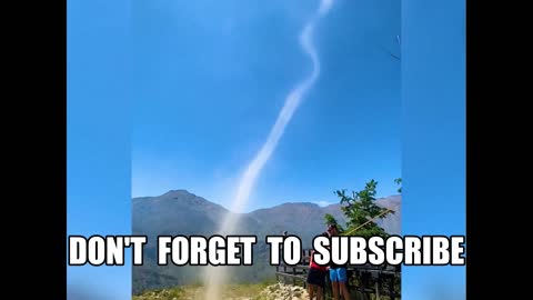 😈 Dust Devil 😈 Gets Very Close to Hikers