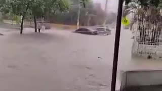Carro atrapado en aguacero en San Fernando
