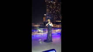 Thai girl sings beautifully on a liner in Bangkok