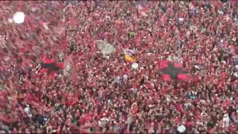Miles de aficionados del Leverkusen entonaron ayer, “¡Qué viva España!”