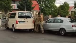 Ukraine... Military convincing a resident of Lvov of the need for his presence in the fighting