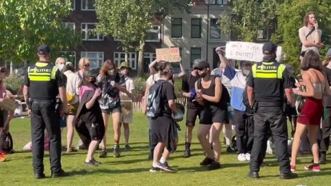 Woke gekkies bij de "Let Women Speak" demo