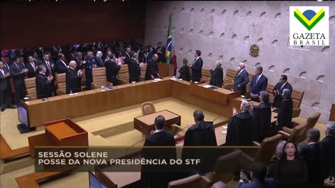 Maria Bethânia dá voz ao hino nacional na posse de Barroso no STF