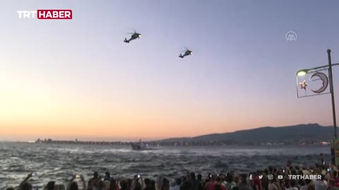 İzmir'in 100. kurtuluş günü kutlamalarında helikopterler zeybek gösteri yaptı