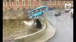Al menos tres muertos al caer al río un autobús desde un puente en San Petersburgo