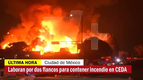 Firefighters tackle huge blaze at Mexico City market