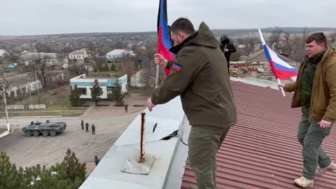 The head of the DPR hoisted the flags of the Republic and Russia