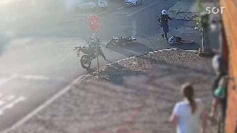 Câmera de segurança registra adolescente em fuga da GM e violenta colisão contra caminhão
