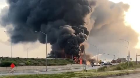🚨#BREAKING: A Fuel Tanker has caught fire and exploded underneath Interstate highway 95