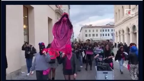 Esibiscono l'idolo pagano della “sacra vulva” in processione onorando il divino femminile massonico come fossero in una festa idolatrica patronale tipica del Sud Italia dove portano gli idoli cioè le statue in processione