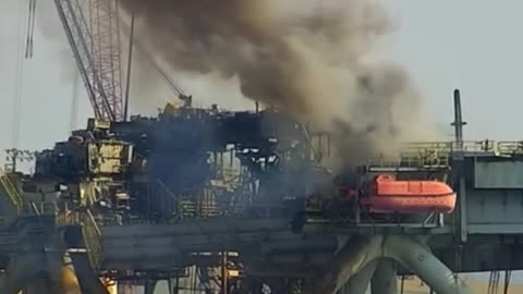 Large fire breaks out at a multi-story oil rig with hazardous materials burning - Mobile, Alabama