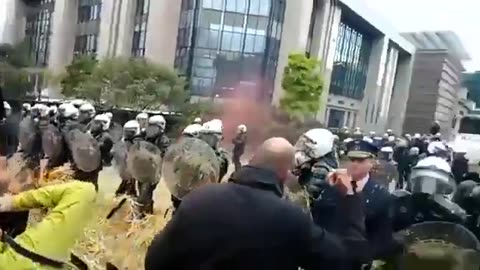 Dutch Farmers are spraying the government buildings and riot police with 💩 💩