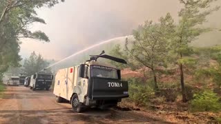Firefighters battle to contain Turkey wildfire