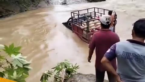 🚨Catastrophic floods strike Ecuador as non-stop rains wreak havoc, impacting 17 provinces! 🌧️