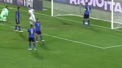 Gol Edina Dzeke protiv Italije