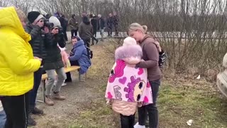 Mother reunites with children at Ukraine border