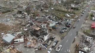 Tornados dejan 80 fallecidos y daños materiales incalculables