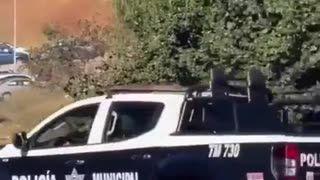 Mexico: Mexican Police flee the scene after seeing sicarios attacking the red pick up truck...