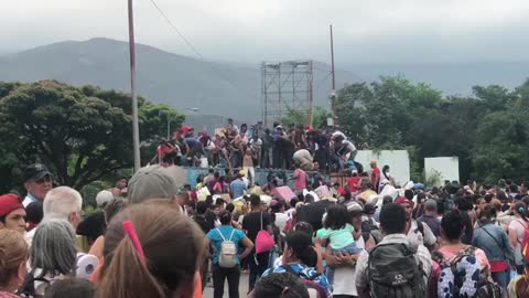 Venezolanos saltaron contenedores en frontera para pasar a Colombia