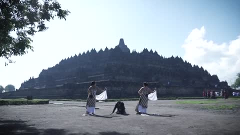 THE MAGNIFICENT BOROBUDUR TEMPLE IS THE WORLD'D BIGGEST BUDDHIST MONUMENT