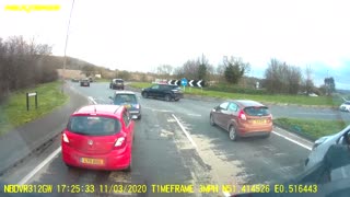 Daring Car Speeds Through Roundabout Lanes to Beat the Turn