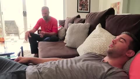 Wim Hof The Iceman Demonstrates His Breathing Technique with Lewis Howes_360p