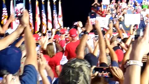 TRUMP RALLY , What it's like when THE PRESIDENT takes the stage. Crowd P.O.V.