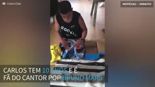 Fã de Bruno Mars chora ao receber ingresso para show