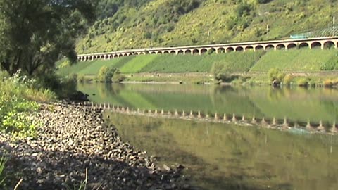 A video to relax with trains on the viaduct of Pünderich and ships on the river Moselle
