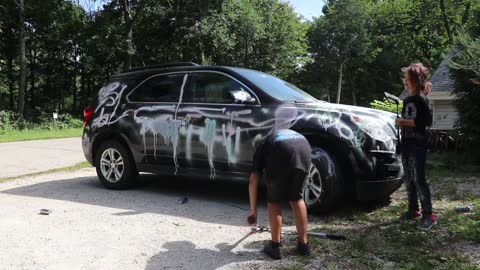 OMG!!! Kids spray paint their mom's car prank!