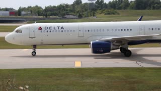 Delta Airlines Airbus A321 Flt 976 landing at St. Louis Lambert Intl Airport
