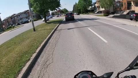 Un motard se fait couper par une dame âgée