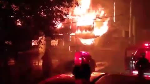 Residential Fire early in the morning caught on camera 😱