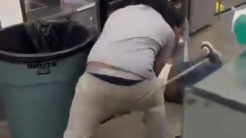 Stockton, CA 7-Eleven clerks beat down thief