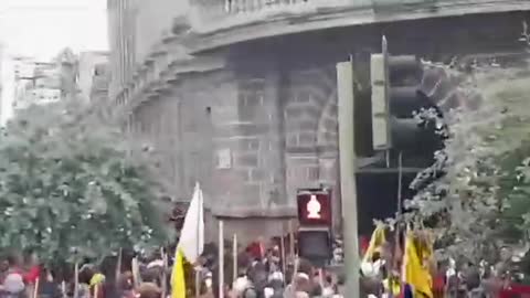 🇪🇨Ecuador - People storm the offices of politicians in Ambato.