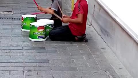 Play the drums on the street