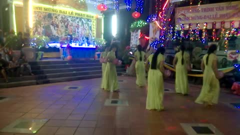 Múa dâng hoa mừng Phật đản 2015