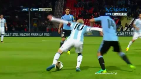VIDEO: Leo Messi amazing nutmeg vs Uruguay player