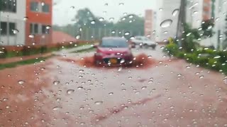 En Piedecuesta se inundó una calle debido a las lluvias