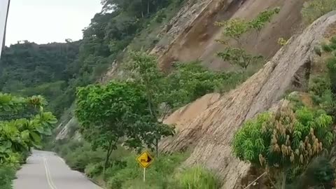 Video: Impresionante derrumbe mantiene cerrada la vía hacia San Vicente de Chucurí