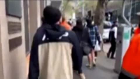 オーストラリア 市民にゴム弾を撃ちまくるメルボルン警察。逃げ惑う市民